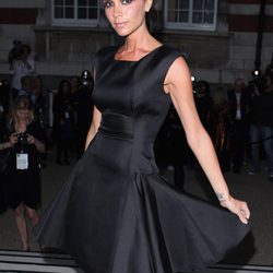 Victoria Beckham usando uno de los vestidos de su propia firma en color negro