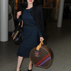 Dita Von Teese con gafas de sol y bolso de Louis Vuitton