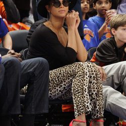 Beyoncé con gafas de sol en un partido de la NBA