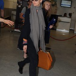 Tilda Swinton con gafas de sol en un aeropuerto en Francia