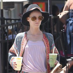 Vanessa Paradis con gafas de sol por las calles de Los Ángeles