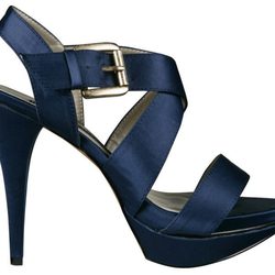 Sandalias azul marino de la colección primavera/verano 2012 de Lorena carreras