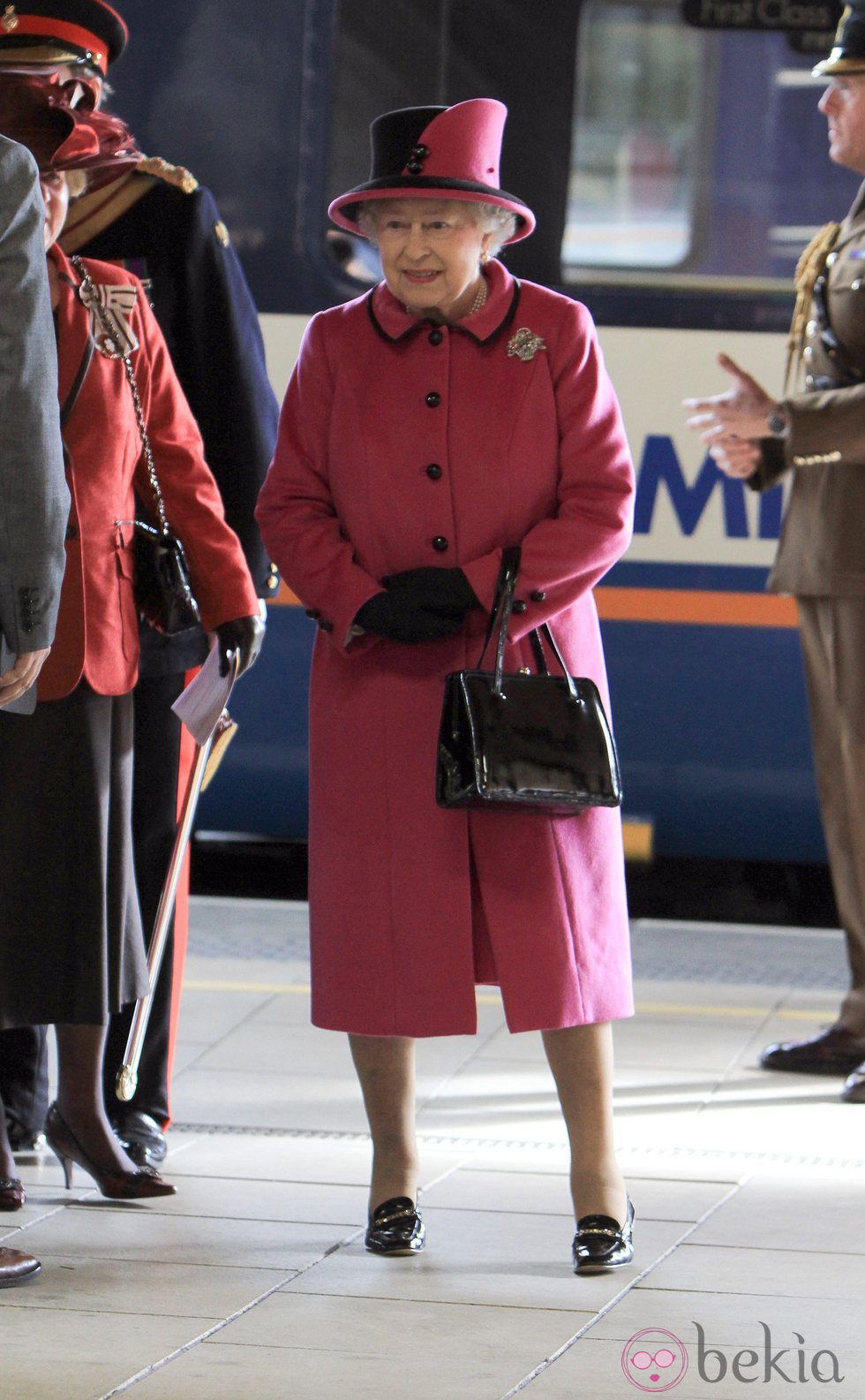La Reina Isabel II con un look fucsia de cashemire