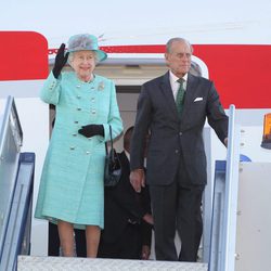 La Reina Isabel II con un traje en color aguamarina