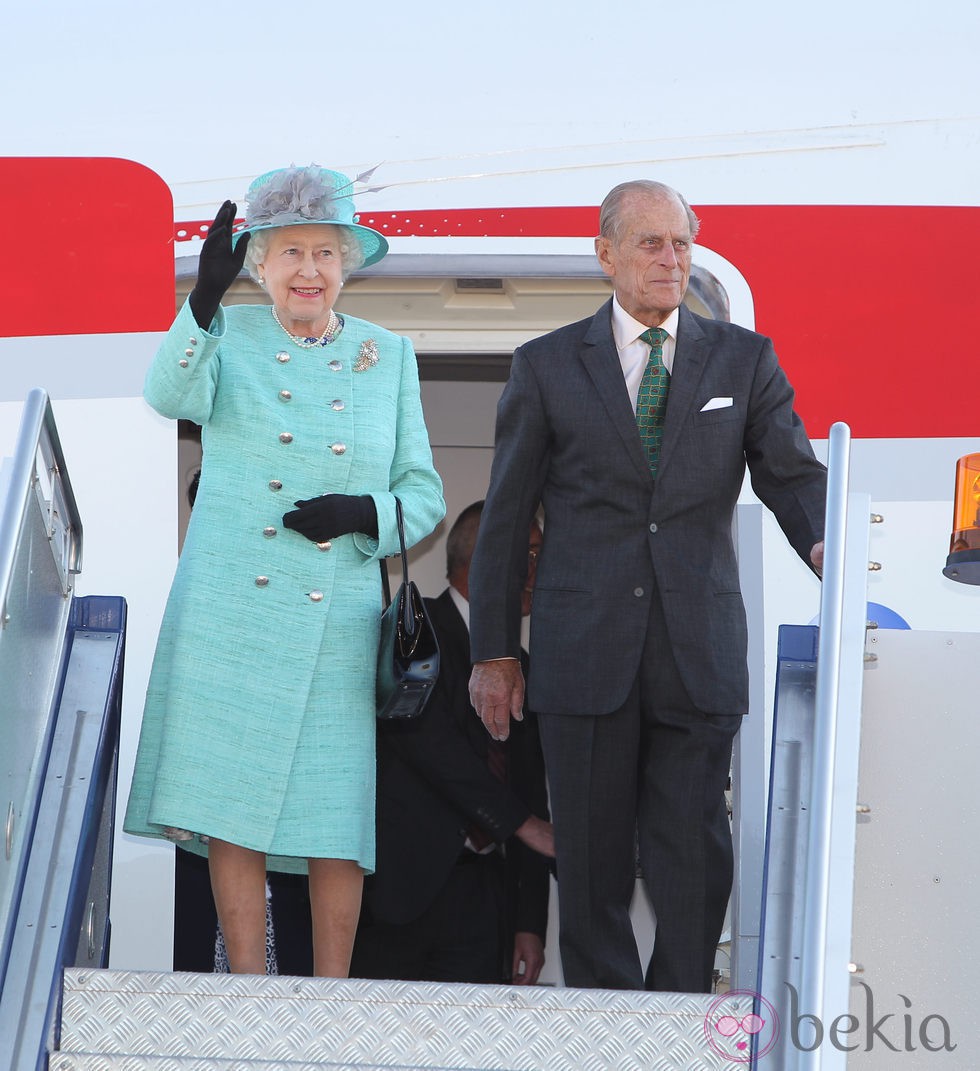 La Reina Isabel II con un traje en color aguamarina