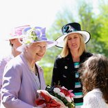 La Reina Isabel II con un conjunto violeta y sombrero en el mismo color