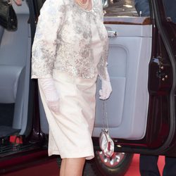 La Reina Isabel II de Inglaterra con traje en blanco roto y chaqueta con detalles plateados