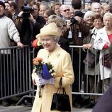 La Reina Isabel II de Inglaterra con un vestido primaveral en color amarillo de Angela Kelly