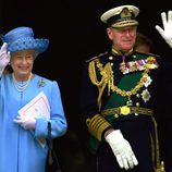 La Reina Isabel II  de Inglaterra con un llamativo traje azul