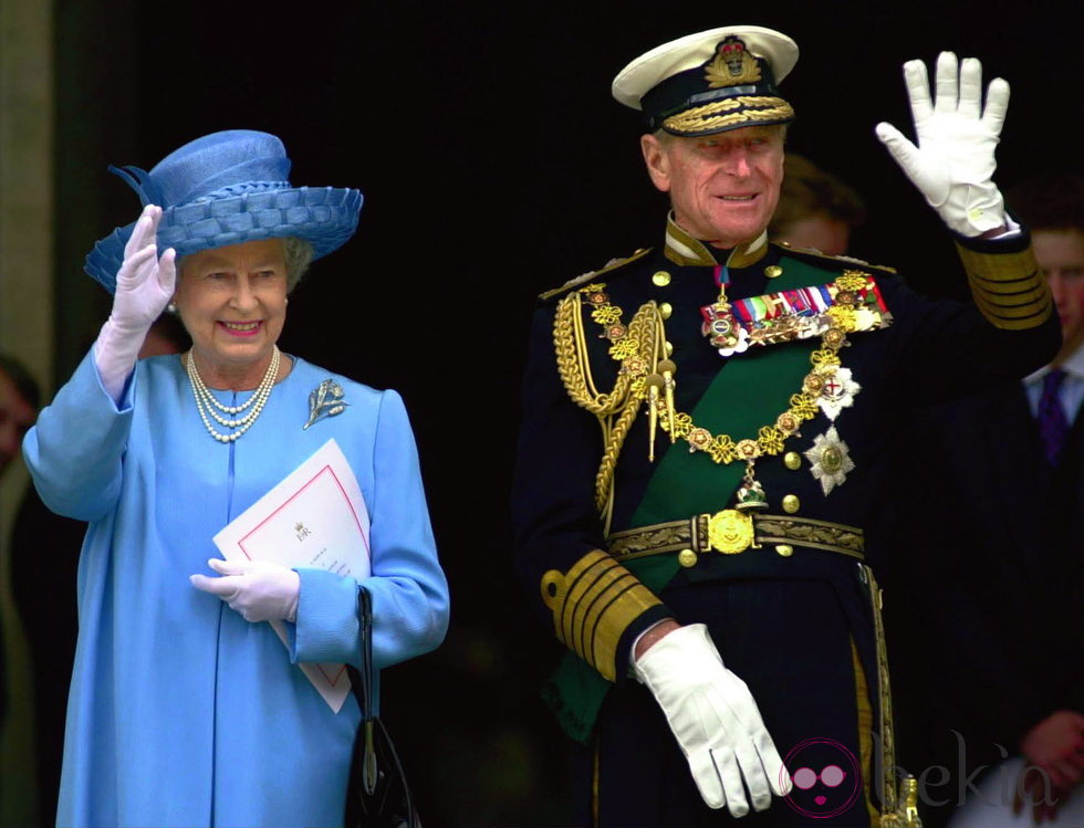 La Reina Isabel II  de Inglaterra con un llamativo traje azul