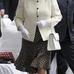 La Reina Isabel II de Inglaterra con un conjunto 'black and white' de lunares