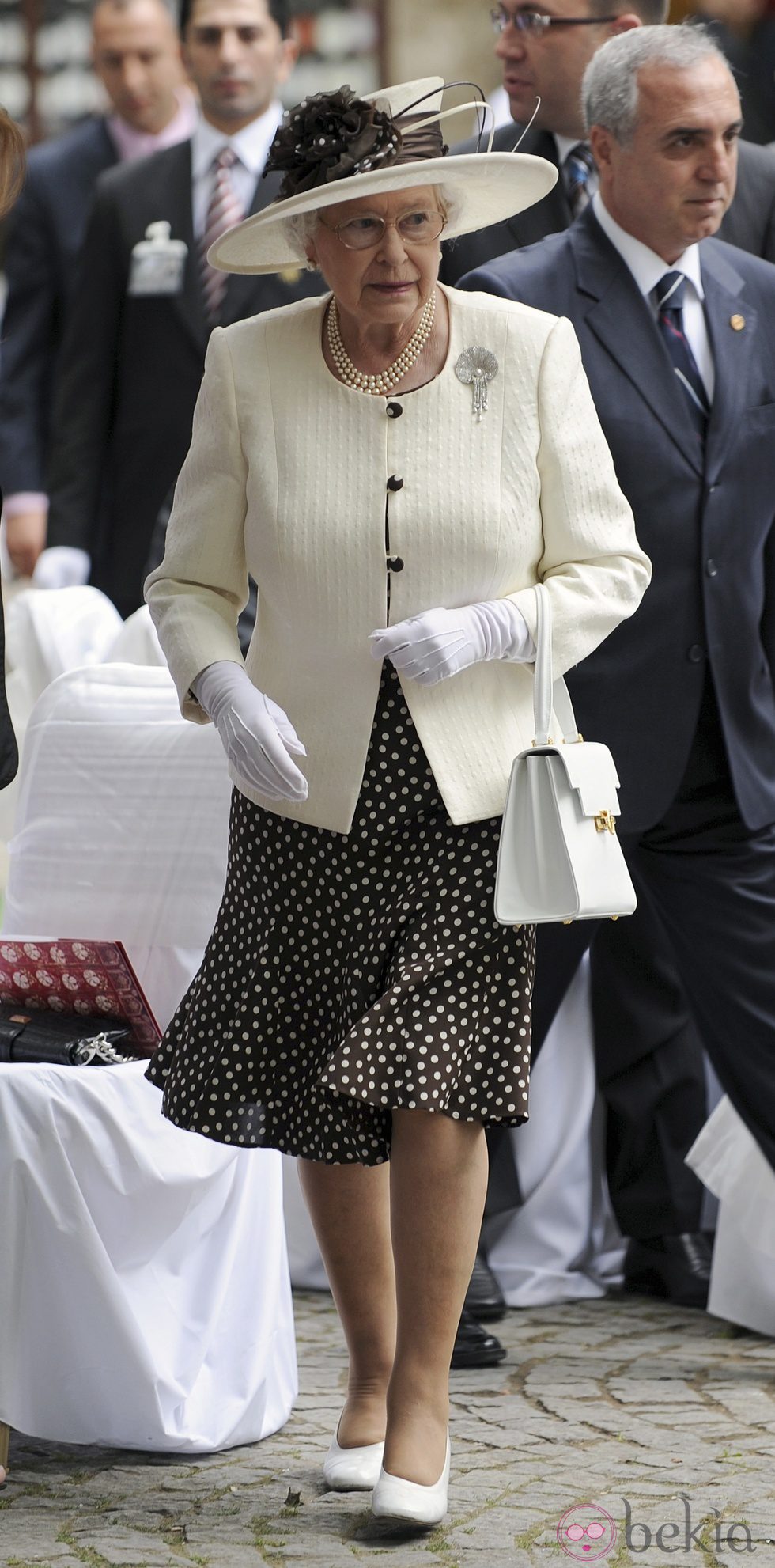 La Reina Isabel II de Inglaterra con un conjunto 'black and white' de lunares