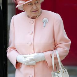 La Reina Isabel II de Inglaterra con un conjunto rosa pastel