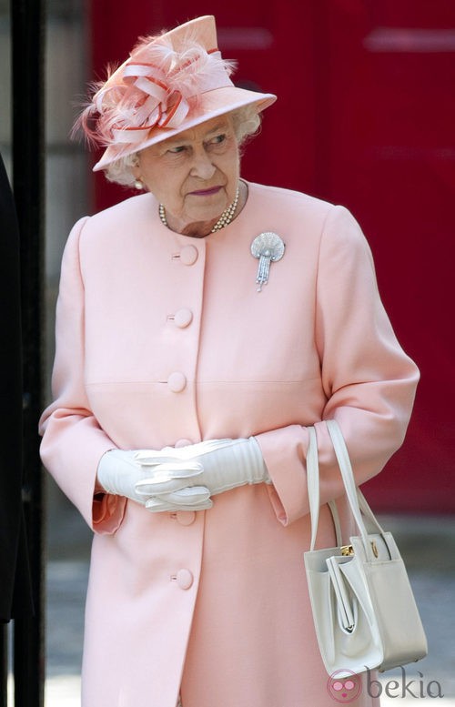 La Reina Isabel II de Inglaterra con un conjunto rosa pastel