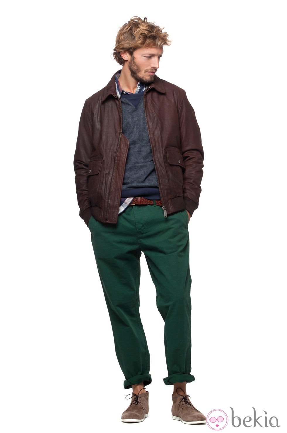 Chaqueta marrón y pantalón verde de la colección verano 2012 de Chevignon