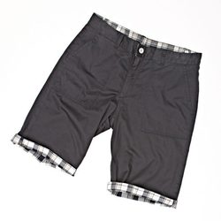 Pantalón corto en negro de la colección verano 2012 de Lois