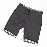 Pantalón corto en negro de la colección verano 2012 de Lois