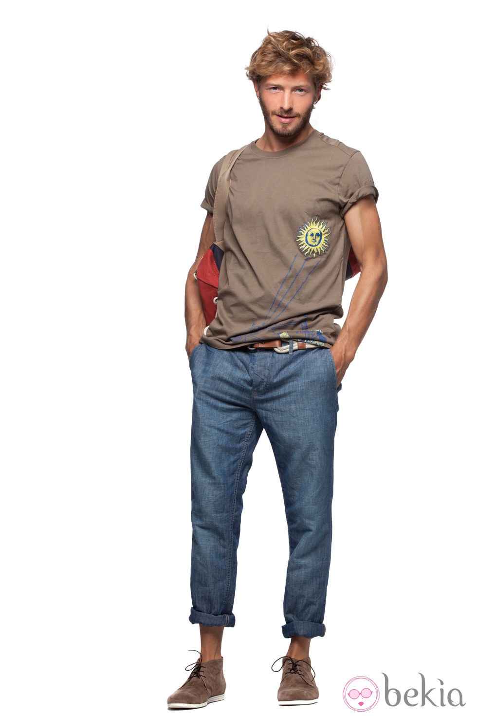 Camiseta beige estampada con pantalón vaquero de la colección verano 2012 de Chevignon
