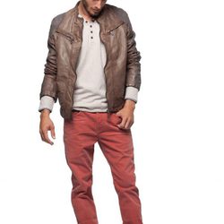 Cazadora marrón con jersey beige y pantalón rojo de la colección verano 2012 de Chevignon