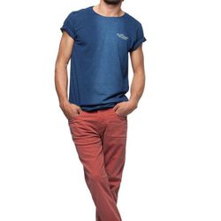 Camiseta azul de manga corta y pantalón rojo de la colección verano 2012 de Chevignon