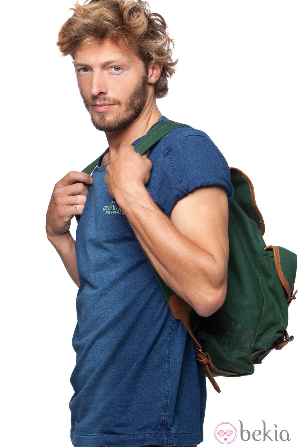 Camiseta azul con mochila verde de la colección verano 2012 de Chevignon