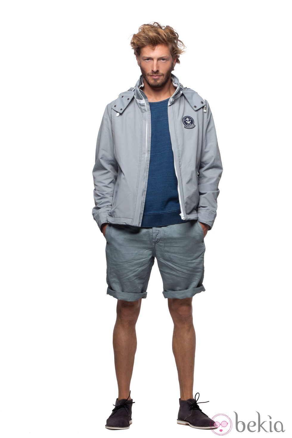 Chaqueta gris con camiseta azul y pantalones cortos de la colección verano 2012 de Chevignon