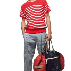 Camiseta roja de rayas con pantalón gris de la colección verano 2012 de Chevignon