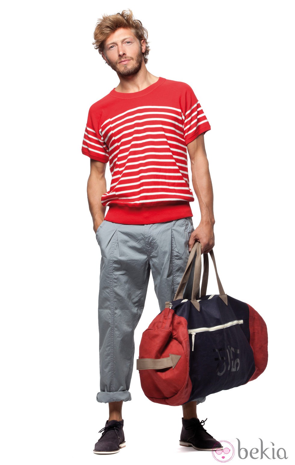 Camiseta roja de rayas con pantalón gris de la colección verano 2012 de Chevignon