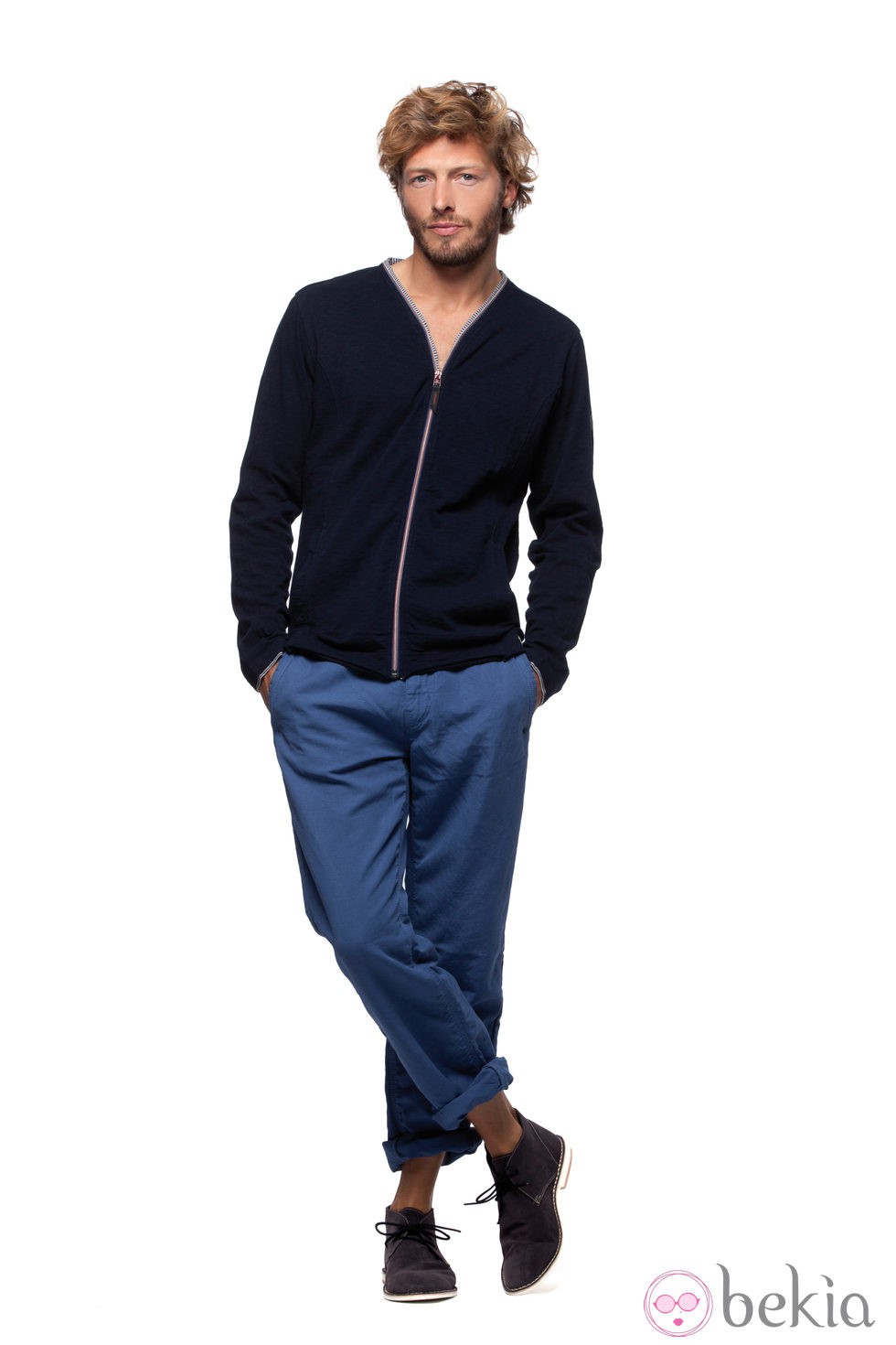 Sudadera negra y pantalones azules de la colección verano 2012 de Chevignon