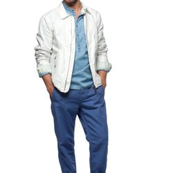 Chaqueta blanca, polo y pantalones azules de la colección verano 2012 de Chevignon