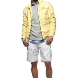 Chaqueta amarilla, jersey gris y pantalon blanco de la colección verano 2012 de Chevignon