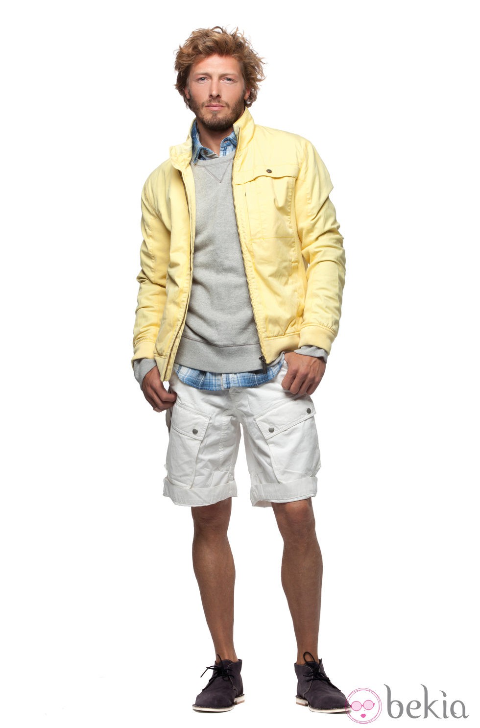 Chaqueta amarilla, jersey gris y pantalon blanco de la colección verano 2012 de Chevignon