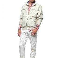 Cazadora cruda, camisa de cuadros y pantalon blanco de la colección verano 2012 de Chevignon