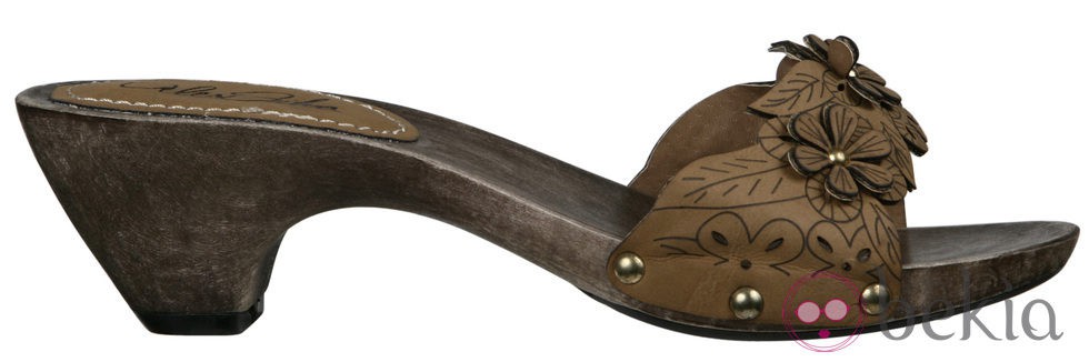 Sandalia marrón de tacón bajo de la nueva colección de Alex Silva verano 2012