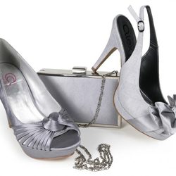 Zapatos de raso con bolso a juego de la nueva colección de Alex Silva verano 2012