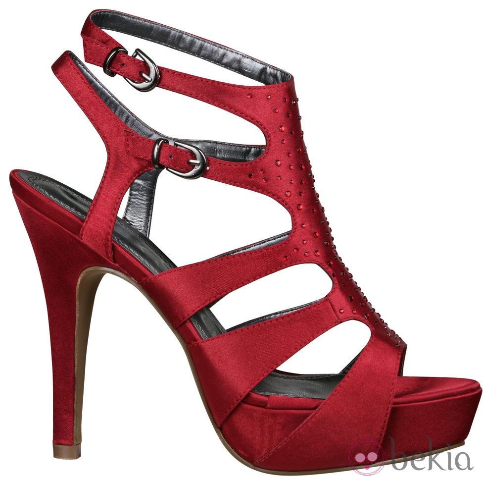 Sandalia roja de raso de la nueva colección de Alex Silva verano 2012