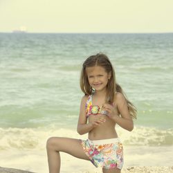 Conjunto de bikini y pantalón de la colección verano 2012 de Dolores Cortés DC KIDS