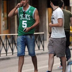 Mario Casas paseando con una camiseta de los Celtics