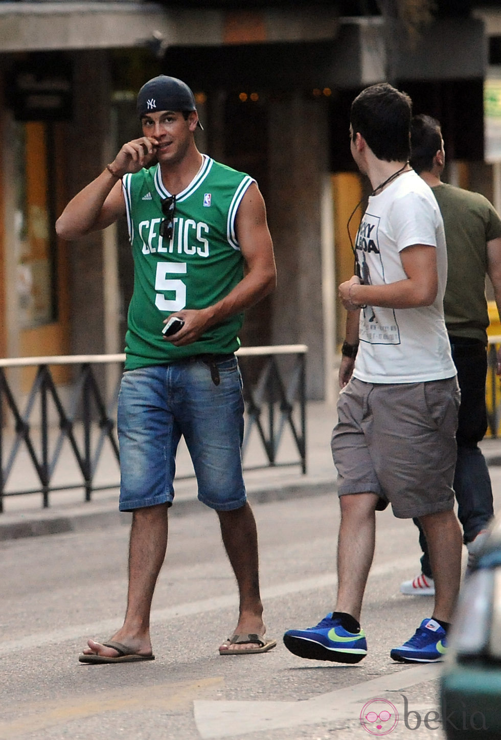 Mario Casas paseando con una camiseta de los Celtics