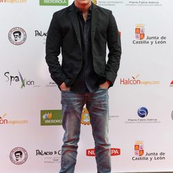 Mario Casas posando con chaqueta y camisa negra