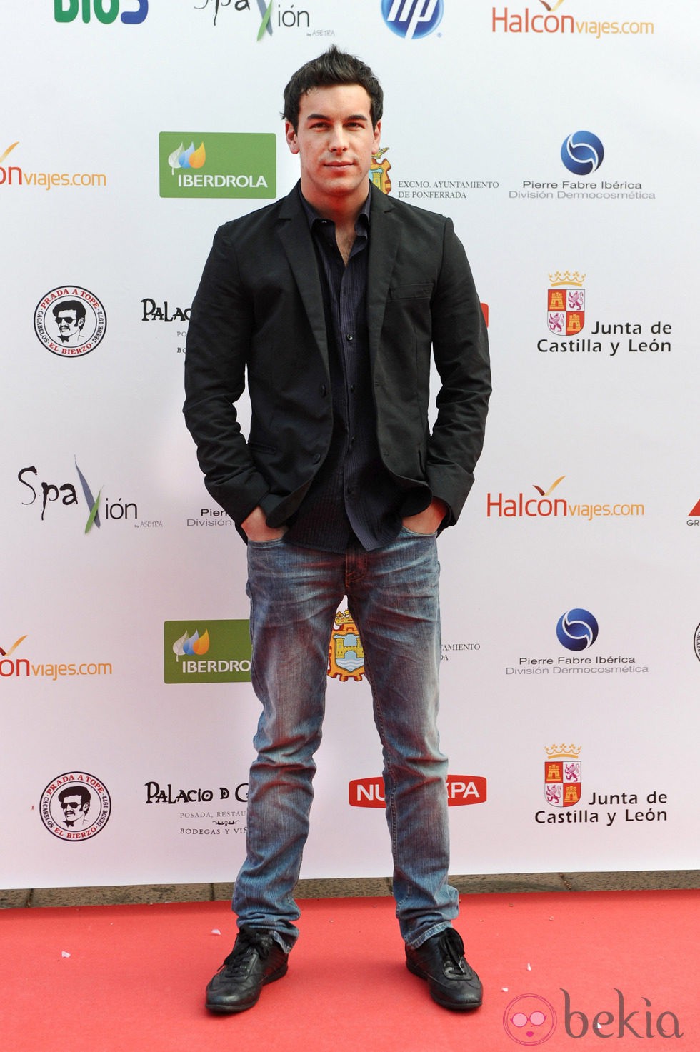Mario Casas posando con chaqueta y camisa negra