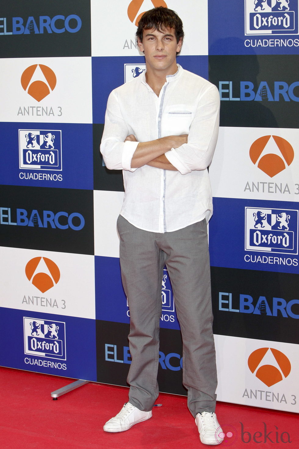 Mario Casas con camisa blanca y pantalón gris
