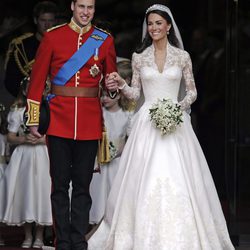 El Príncipe Guillermo de inglaterra uniformado el día de su enlace con kate Middleton