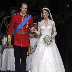 El Príncipe Guillermo de inglaterra uniformado el día de su enlace con kate Middleton