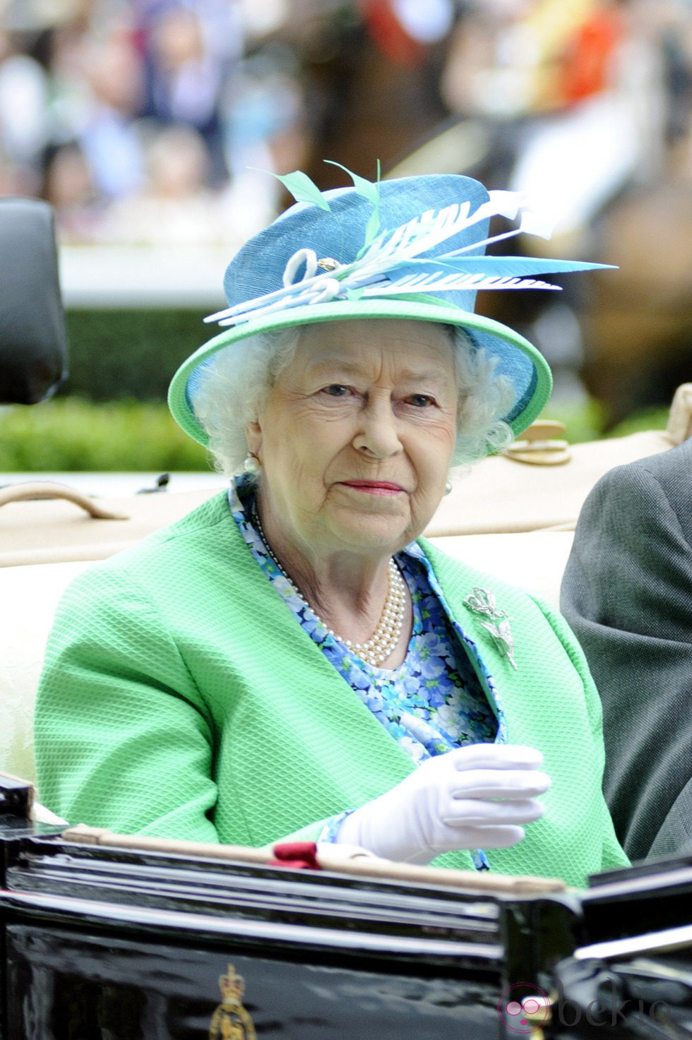 La Reina Isabel II con sombrero en color aguamarina en las carreras de Ascot 2012