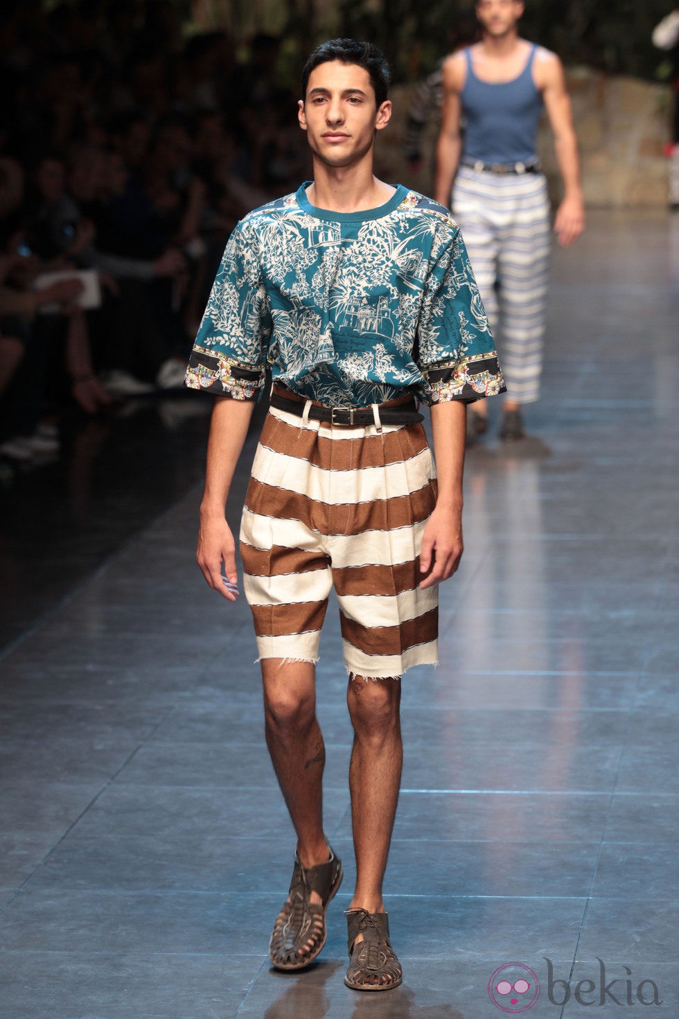 Camiseta estampada y bermudas de rayas de Dolce&Gabbana en la Semana de la Moda masculina de Milán