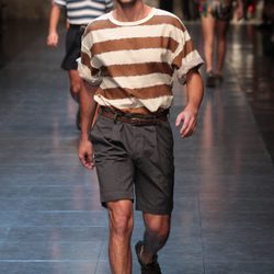 Camiseta de rayas marron y blanca y bermudas de Dolce&Gabbana  en la Semana de la Moda masculina de Milán