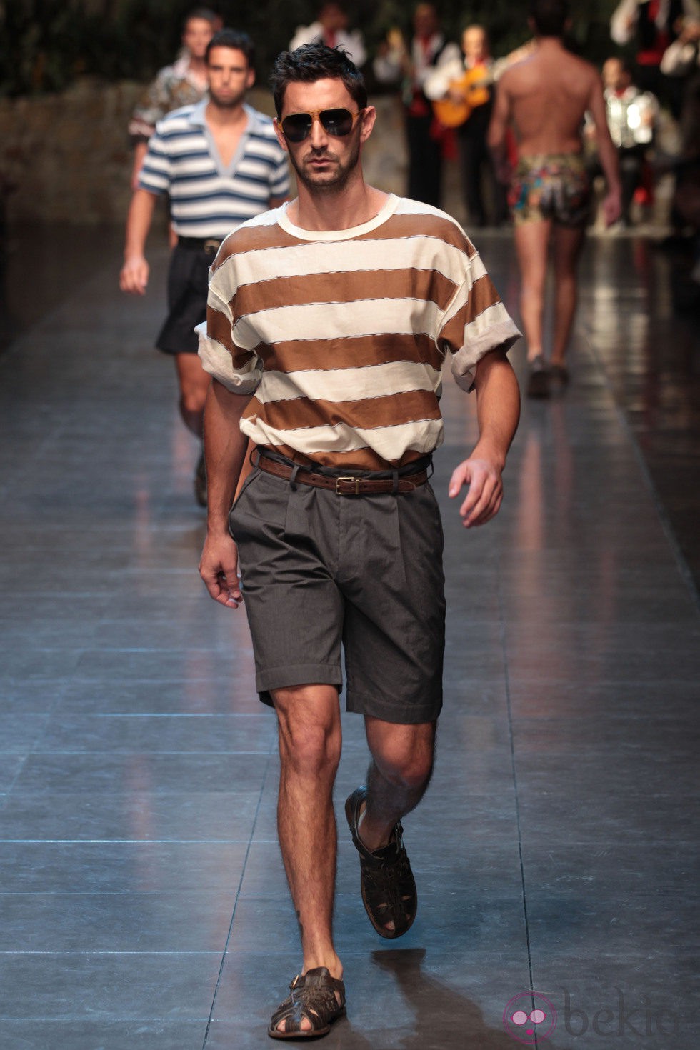 Camiseta de rayas marron y blanca y bermudas de Dolce&Gabbana  en la Semana de la Moda masculina de Milán