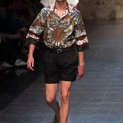 Camiseta estampada y pantalón corto negro de Dolce&Gabbana en la Semana de la Moda masculina de Milán