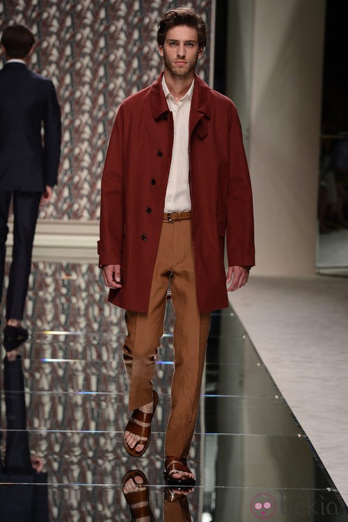 Abrigo burdeos y pantalón de pinzas de Ermenegildo Zegna en la pasarela de la Semana de la moda masculina de Milán